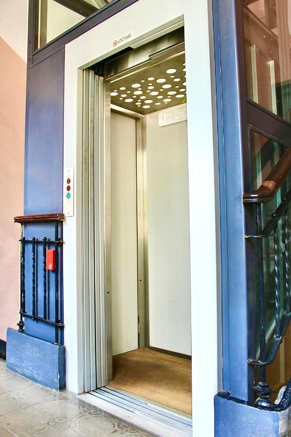 Exquisitely Renovated And Centrally Located Apartment With Free Parking Turin Bagian luar foto